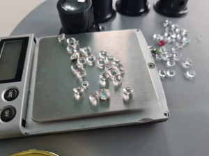 Jewelry scales weighing diamonds