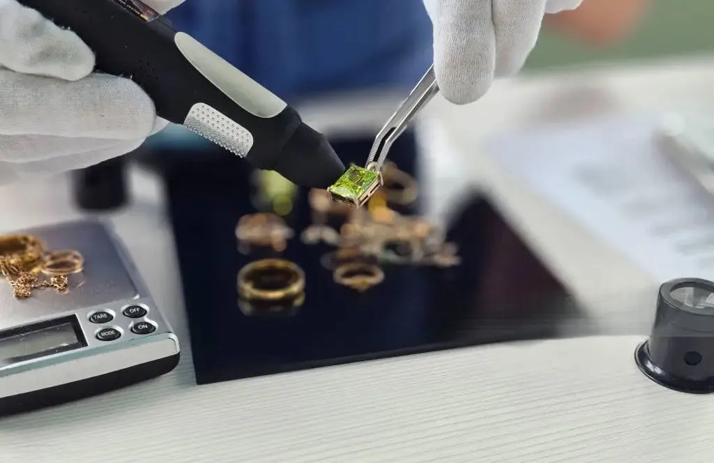 Jewelry scales with stable weighing atmosphere