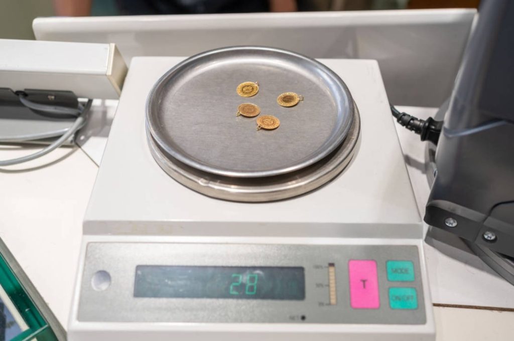 Precision scale for weighing gold