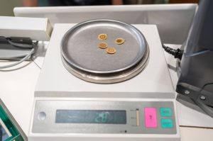 Precision scale for weighing gold