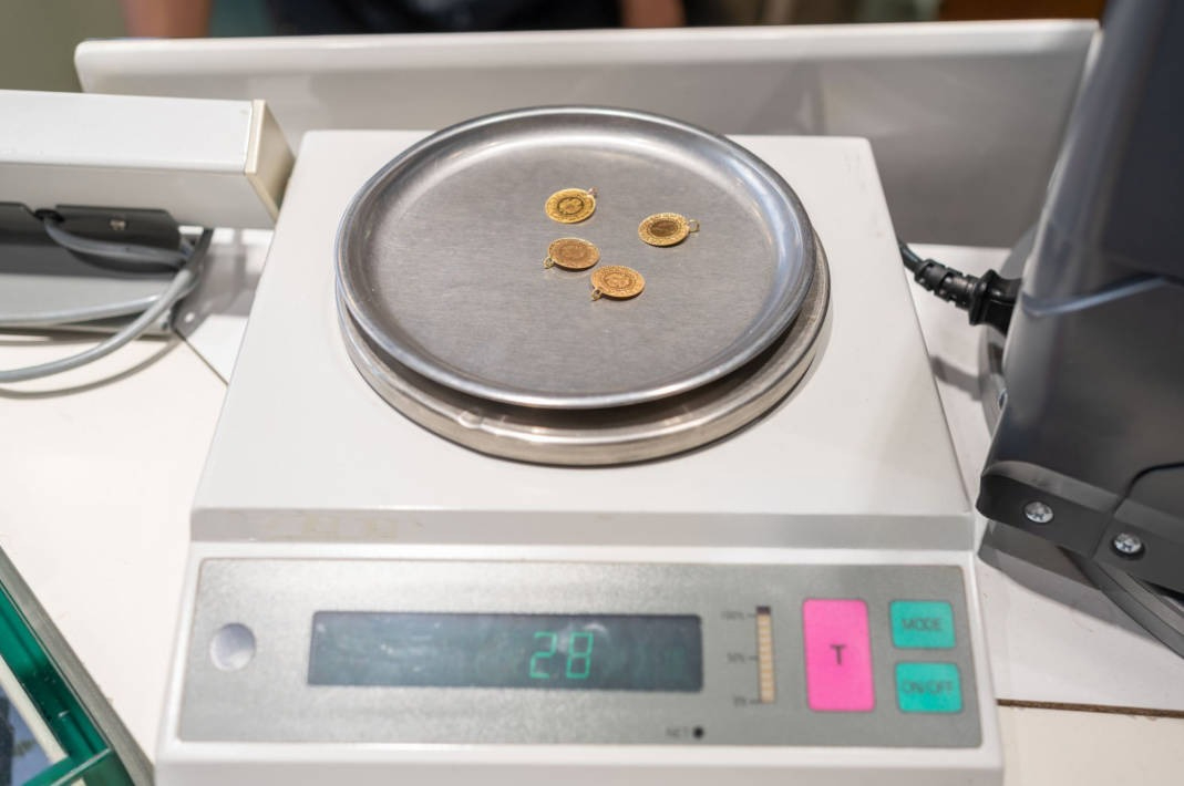 Precision scale for weighing gold